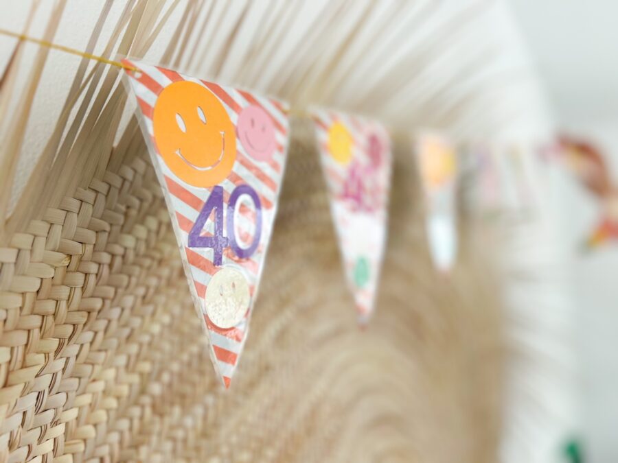 Maak een unieke verjaardagsslinger met papier en een lamineermachine